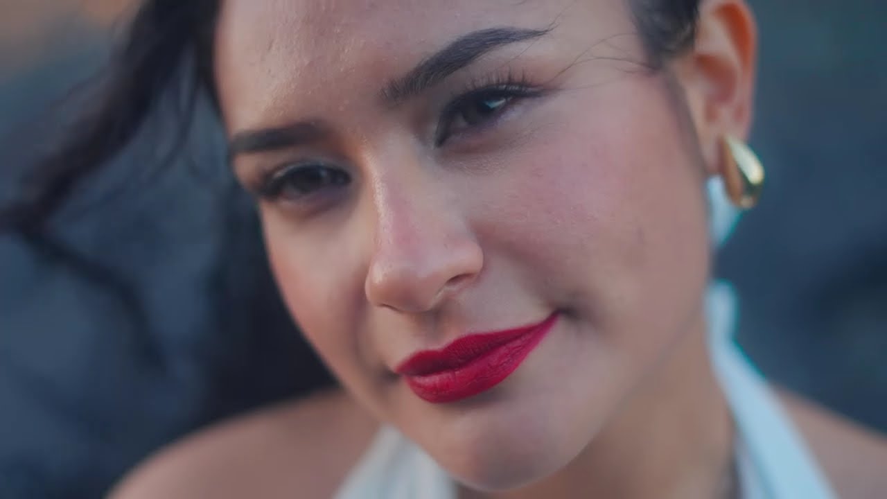 NUNCA ME FALTES   Pluma Dorada Clip Oficial 2025   YouTube  - La Original Estudios.