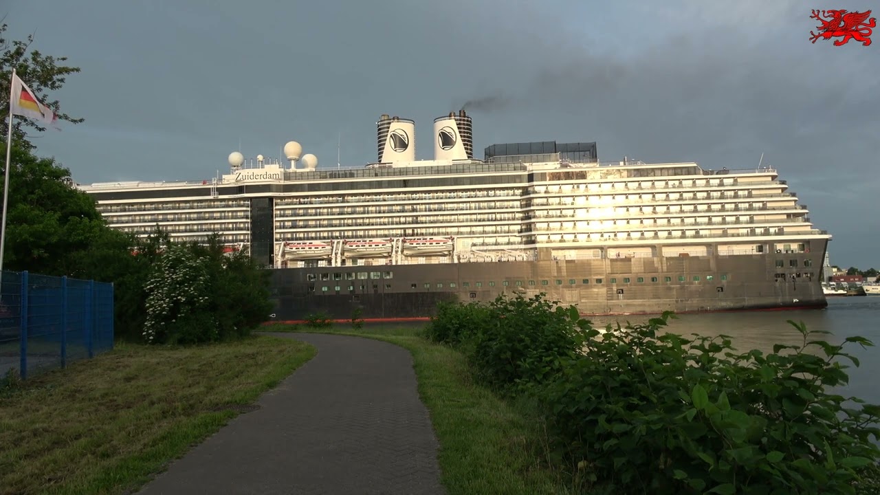 29.05.2024 Warnemünde das Kreuzfahrtschiff Zuiderdam beim Einlaufen in den Seekanal um 5:40 Uhr.