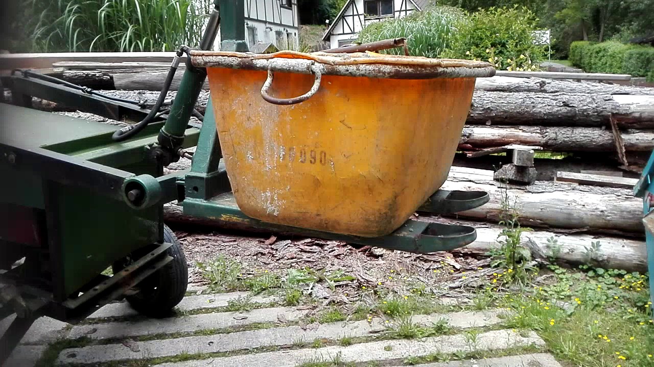 Bauschutt mit Trabi-Traktor weg bringen