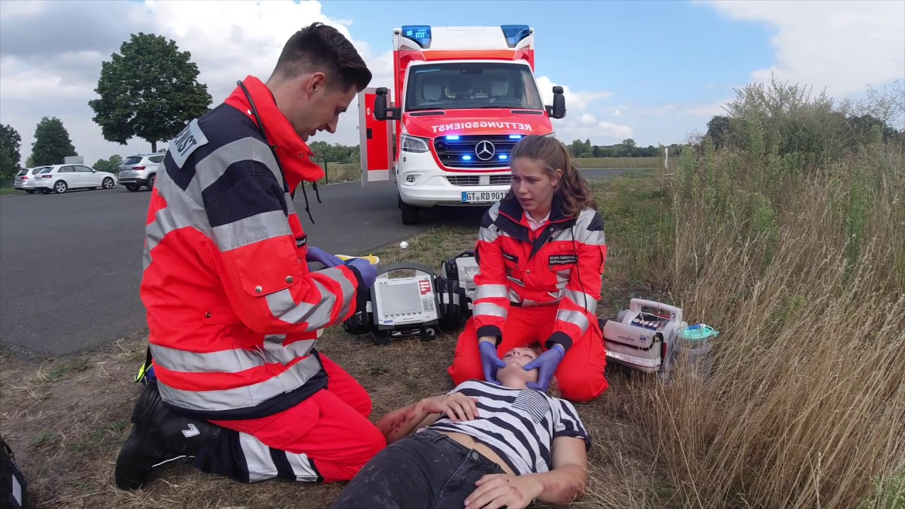 Ausbildungsalltag im Azubivideo: Notfallsanitäter/-in und Rettungsassistent/-in