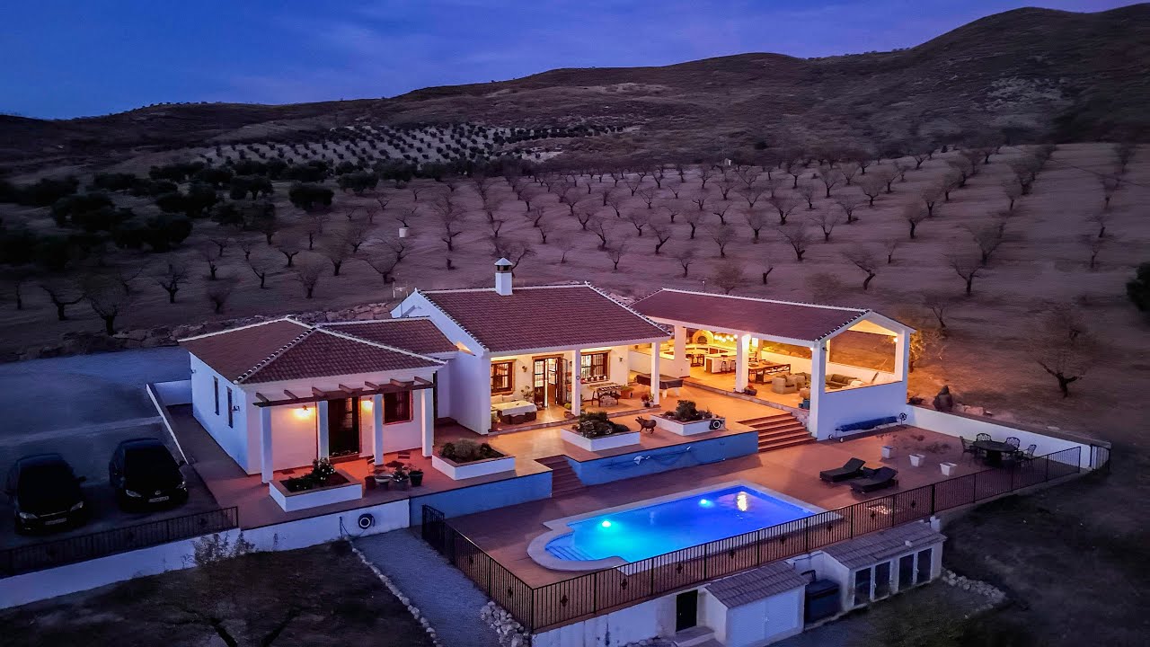 La Casa de la Colina -Day/Night Drone Video