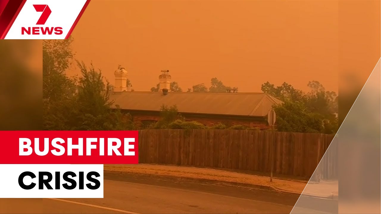 Victorian bushfire crisis destroys homes and school | 7NEWS