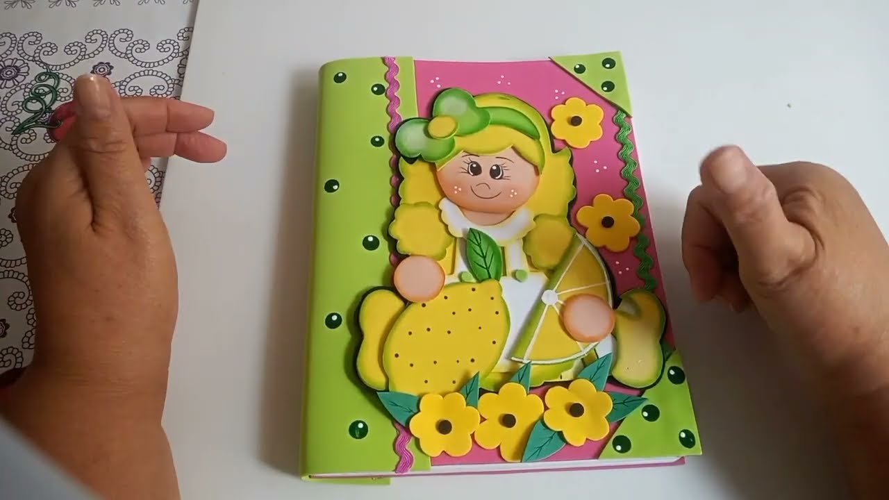 cuaderno forrado en foami.