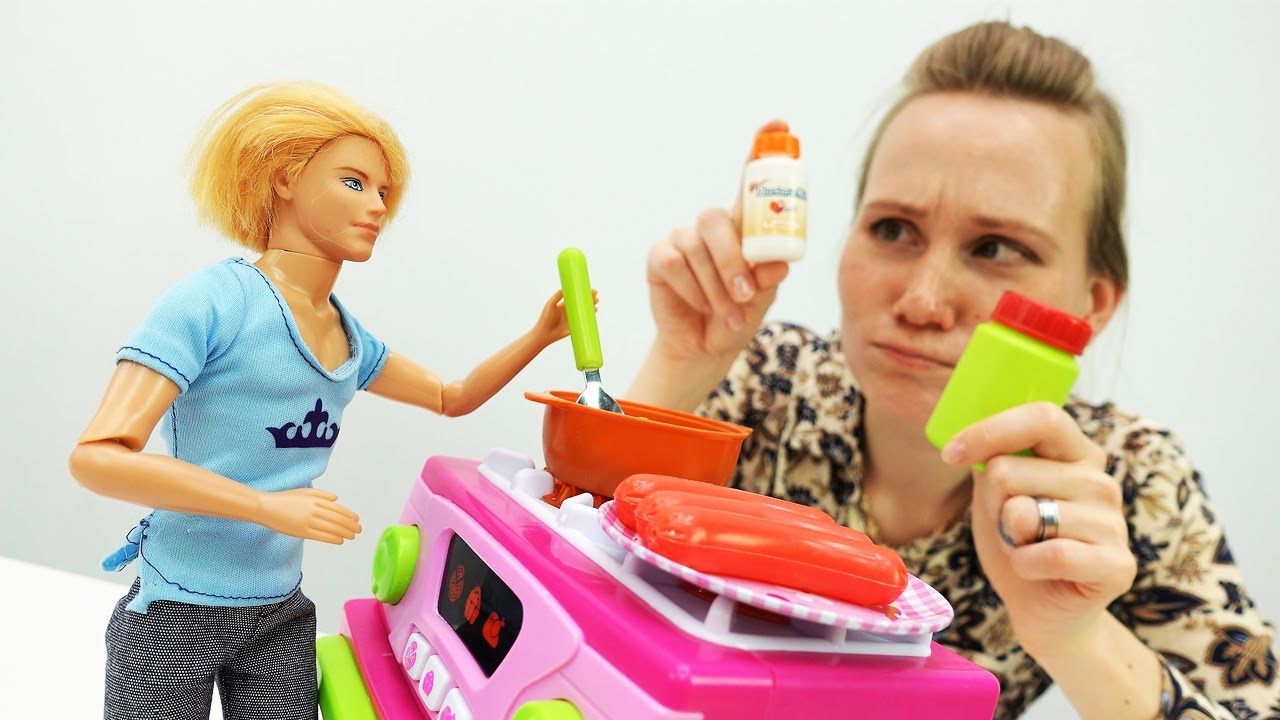 Барби простудилась! Видео для девочек на Мамы и дочки.