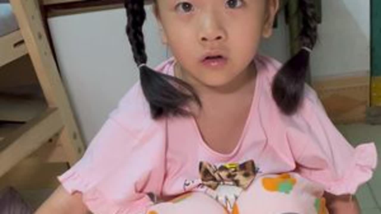 问闺女做飞机有什么感受，他说和做公交车一样没有什么感觉…还说都不让开窗户…#第一次坐飞机 #飞机 #带娃 #万万没想到 @抖音小助手 @抖音创作小助手