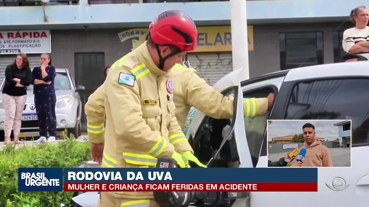 Micro-ônibus avança sinal e atinge carro em Colombo