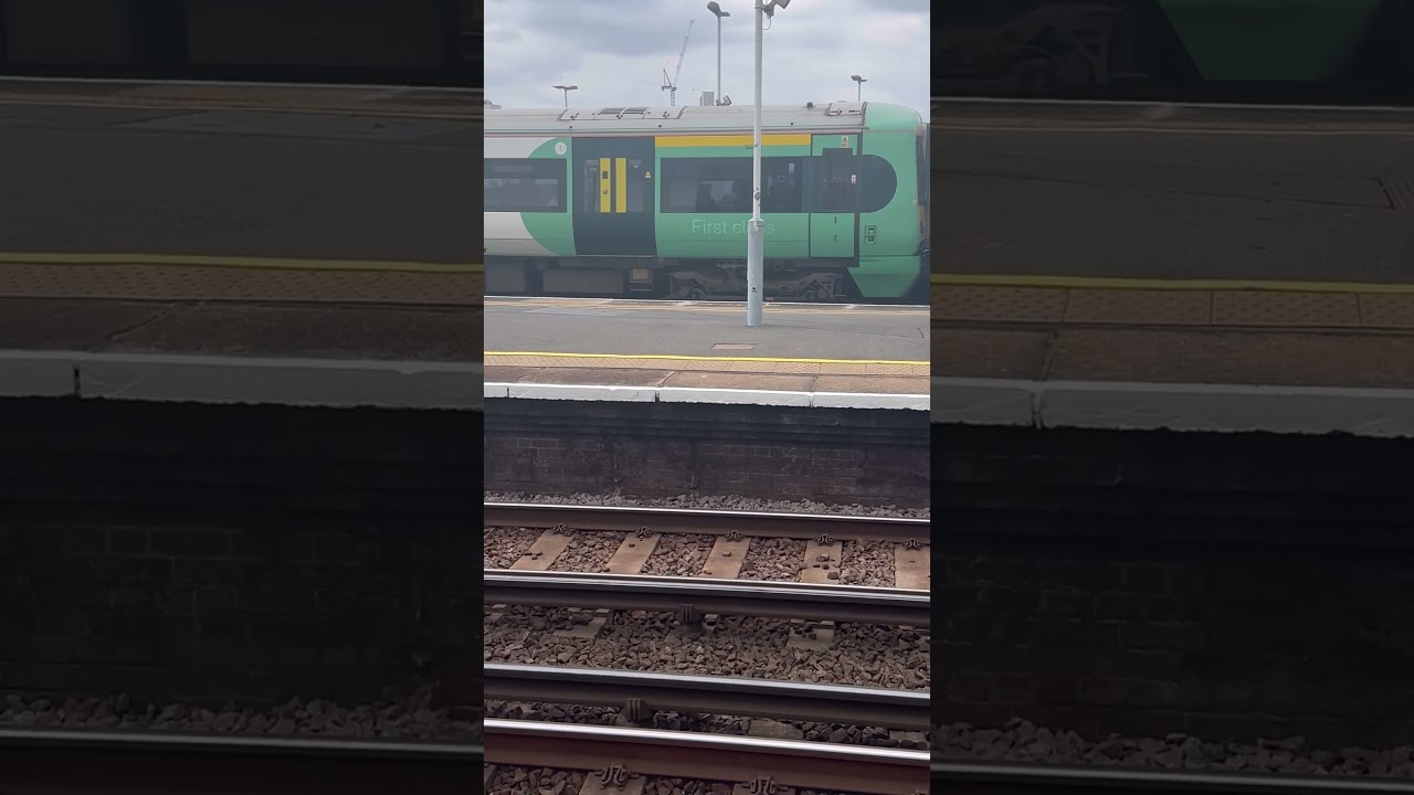 Train 🚊 spotting at Clapham Junction Station