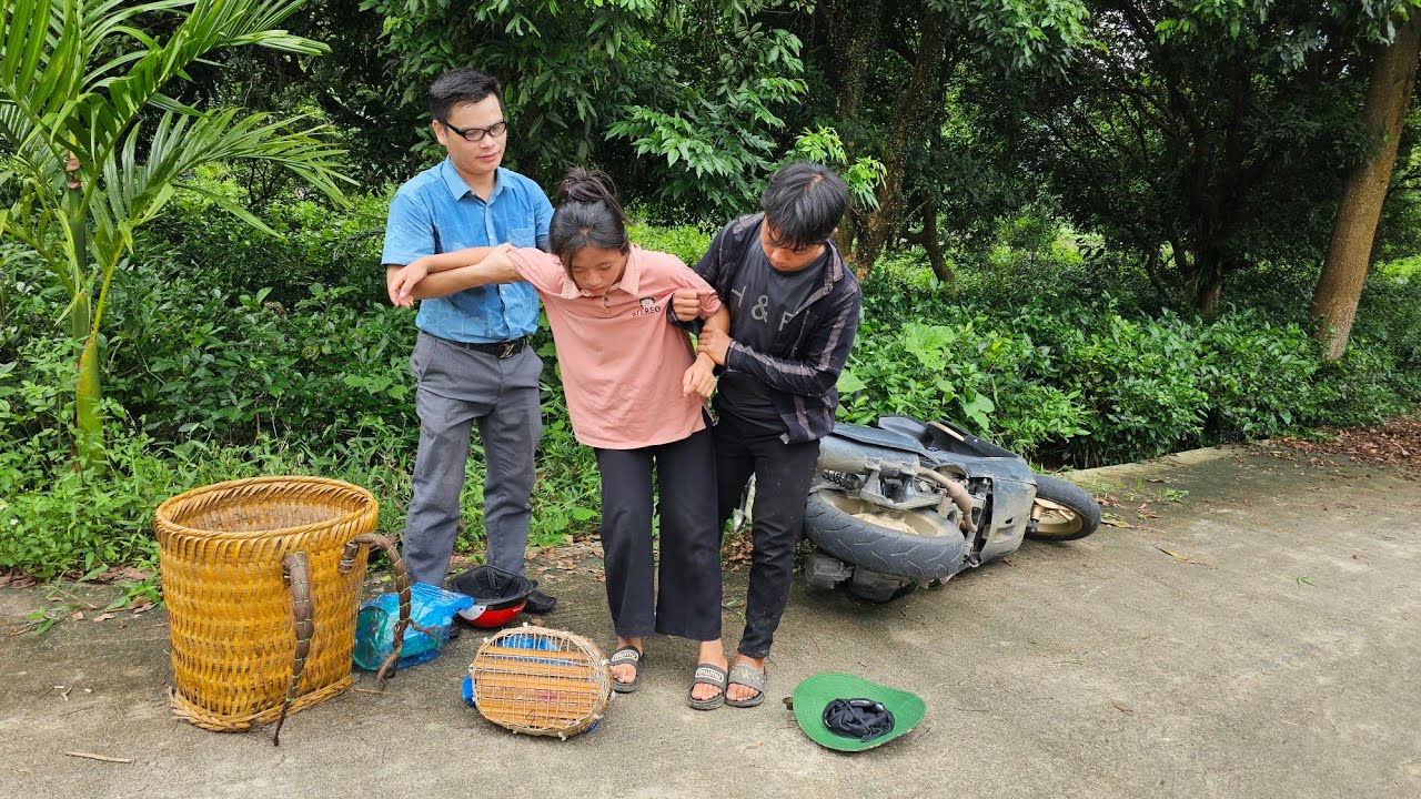 Traffic collision injured Dua - Harvesting agricultural products to sell at the market
