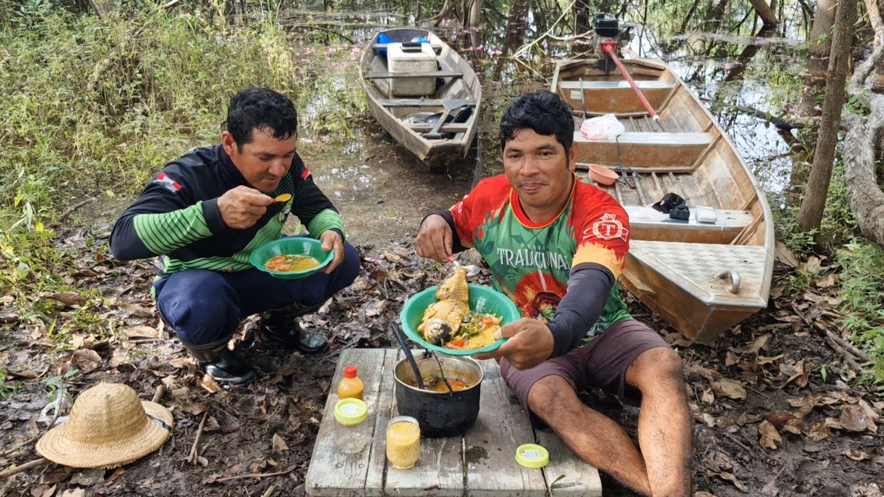 Pescaria de malhadeira e fazendo caldeirada de peixe no igapó, no Amazonas.