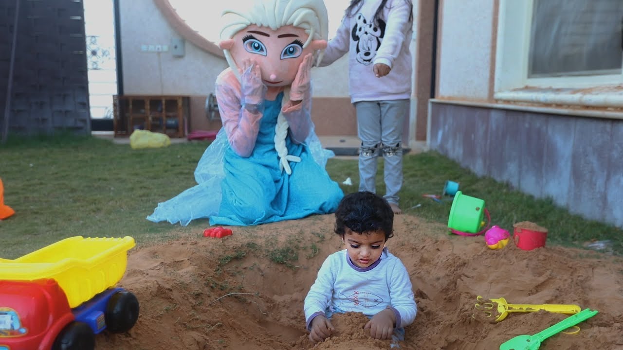 عبودي لعب في نفسه بالتراب / السا تنقذه
