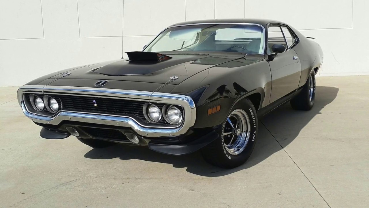Clash of the Classics - 1971 Plymouth Roadrunner vs. 1971 Chevrolet Chevelle
