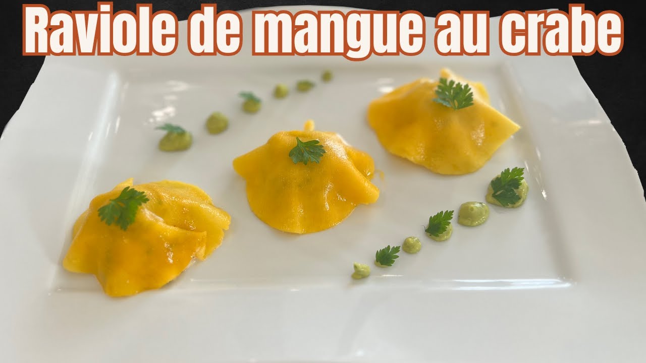 Ravioles de mangue au crabe à la pomme et aux herbes fraîches.
