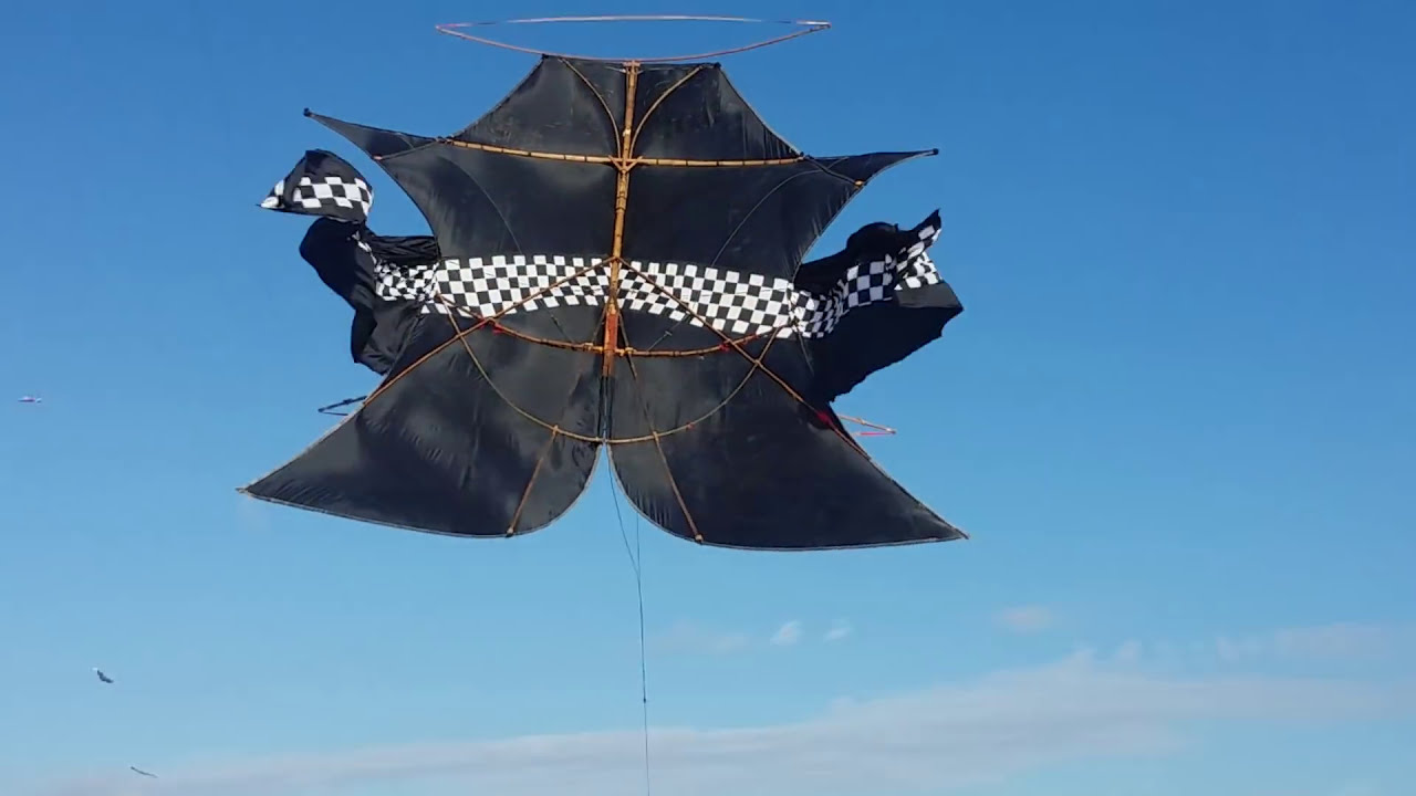 nonton layang layang besar di bali