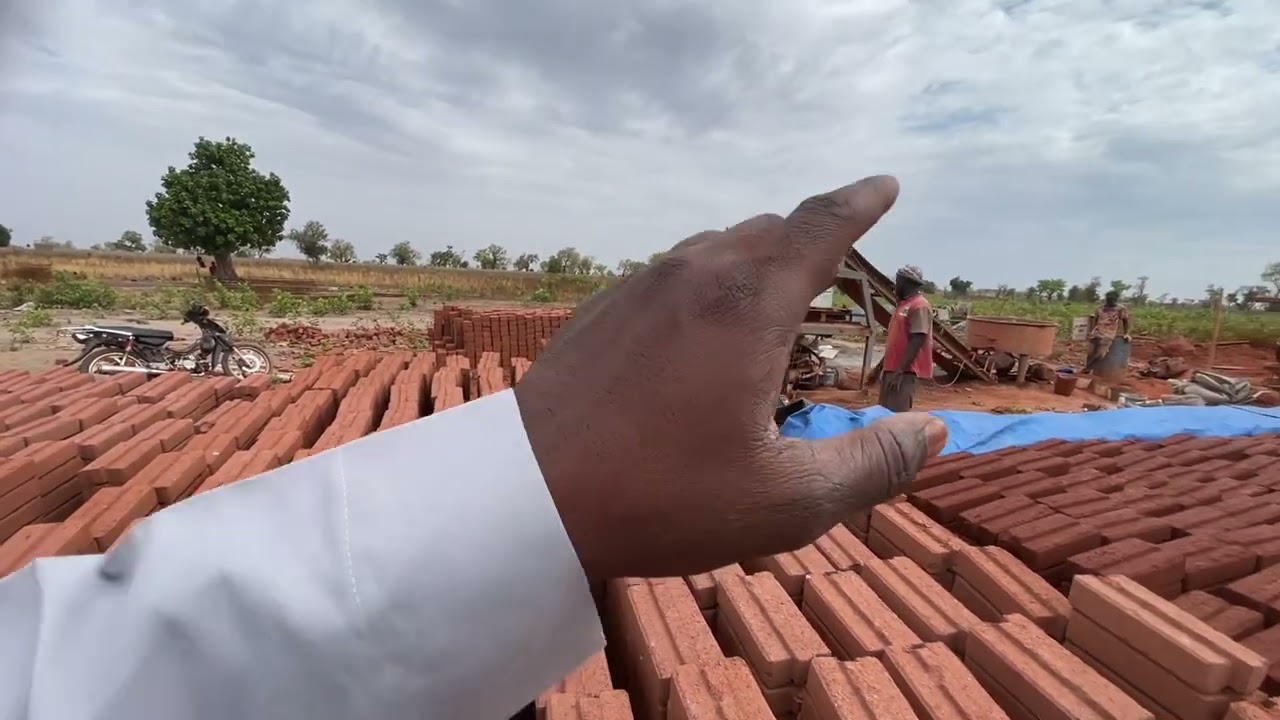 Building with compressed stabilized earth bricks , Bamako