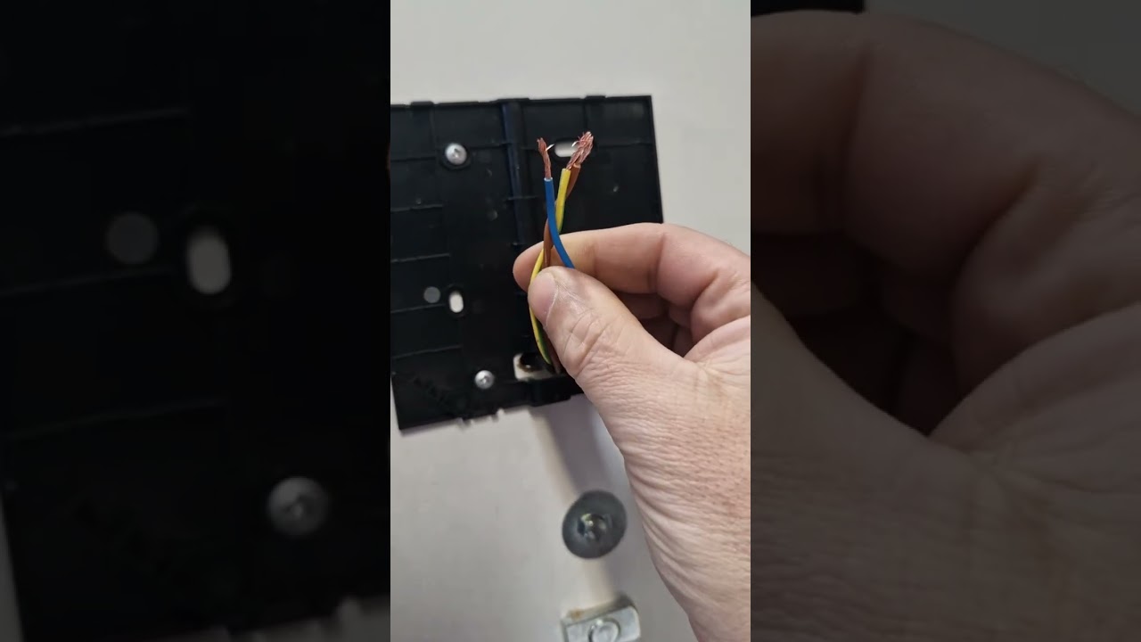 PAC R-290 CLIVET : On fixe le pot à boue, le thermostat et on commence les joints de filasse.