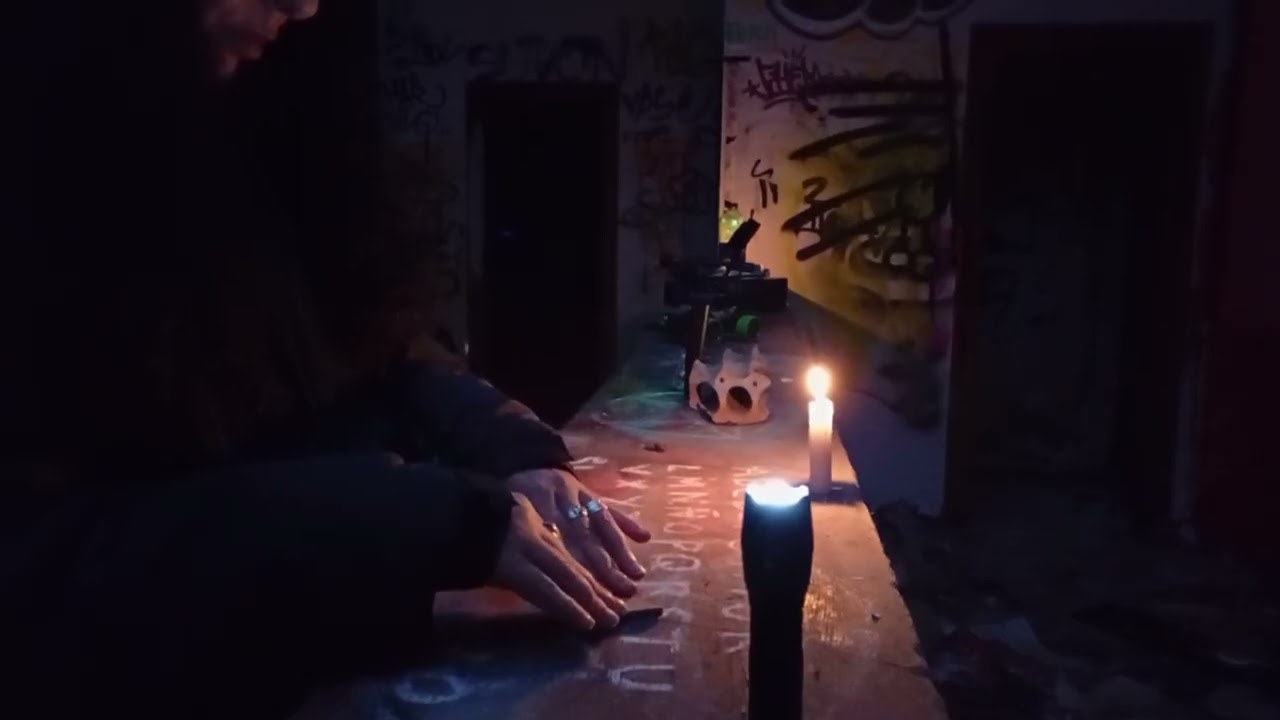 Hice una ouija improvisada para contactar con los espíritus del lugar 