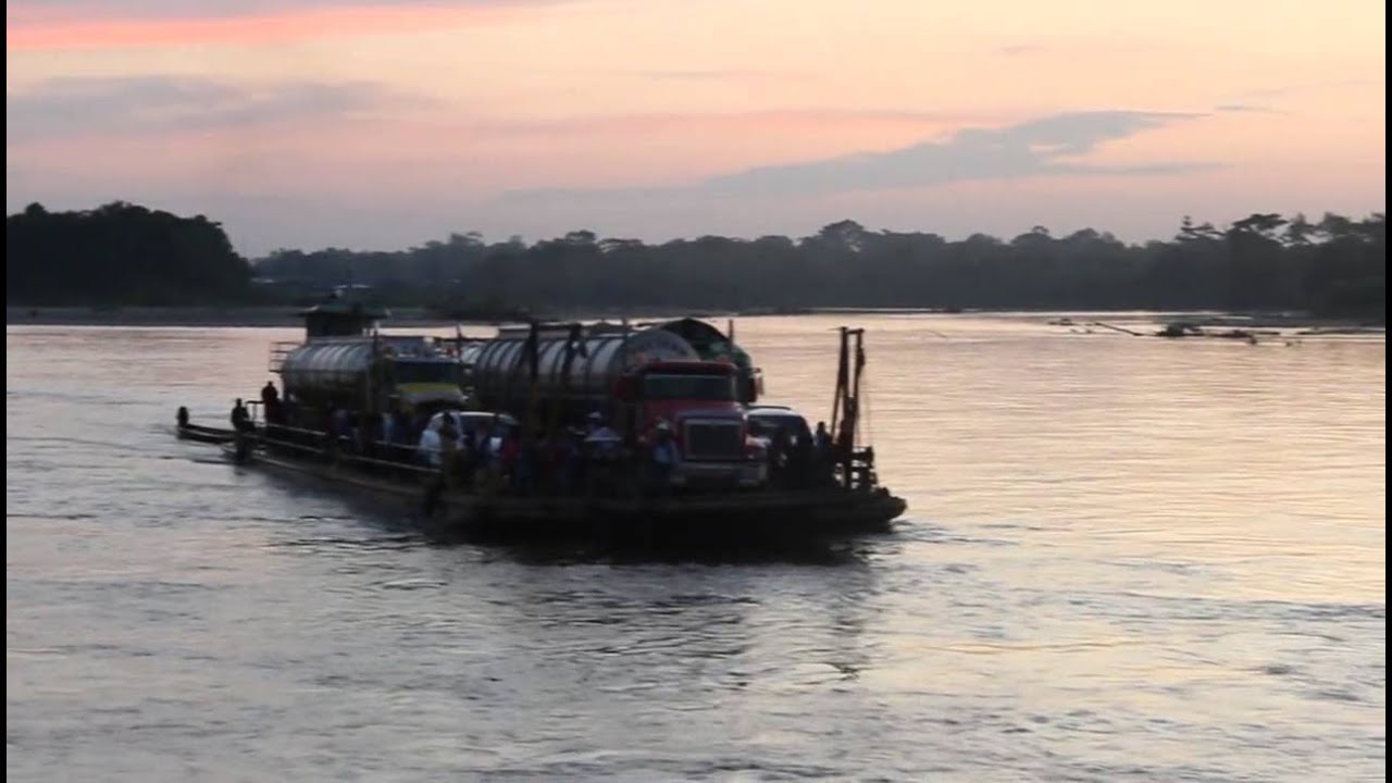 Ferry sobre el río Putumayo - Puerto Vega - Puerto Asís 1/2