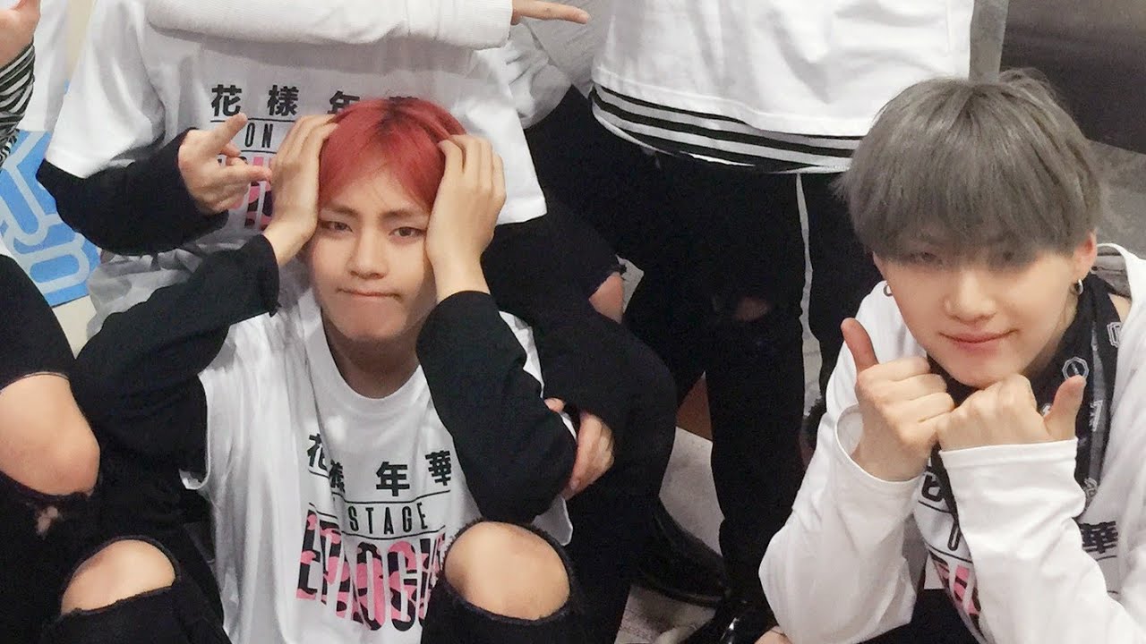 BTS V IS LIVE NOW 💜💜💜