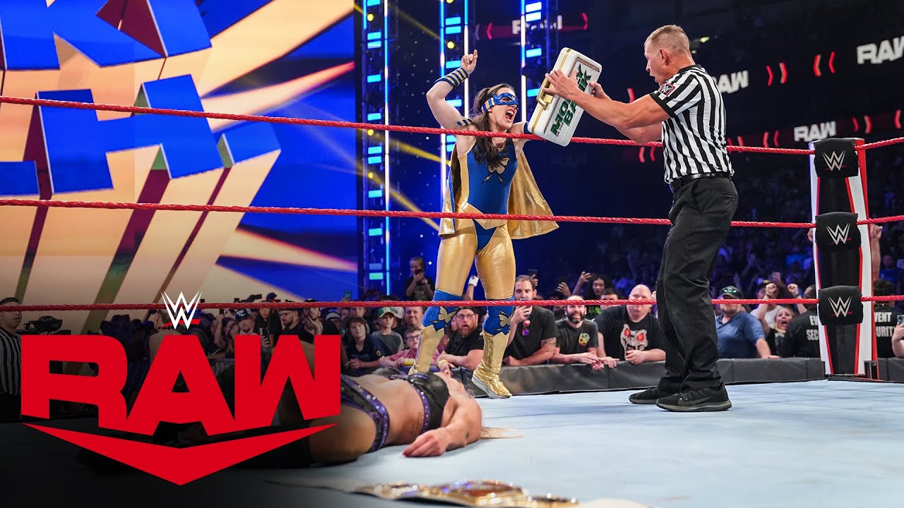 Никки А.Ш. становится чемпионкой Raw среди женщин после боя Шарлотты Флэр против Рии Рипли: Raw, ...