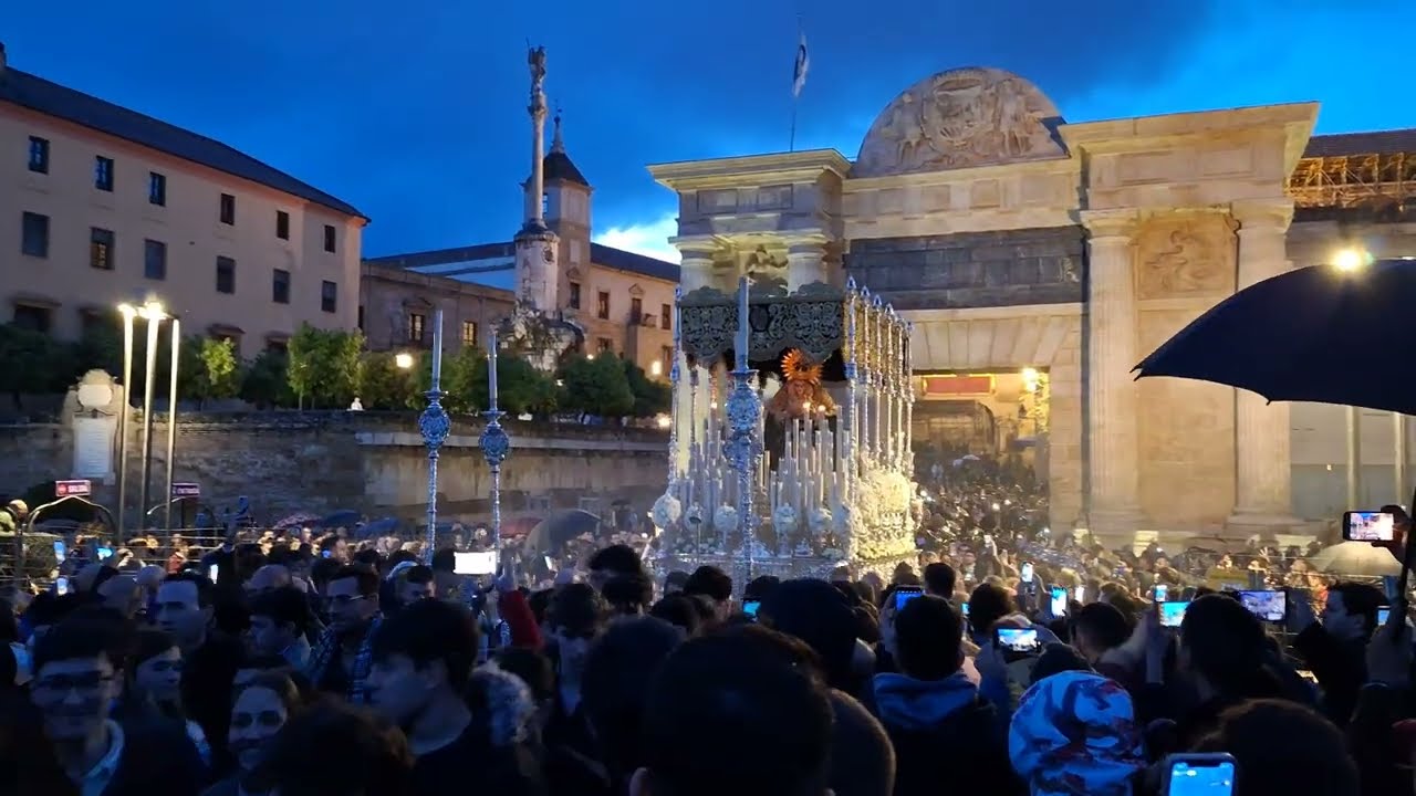 Virgen del Dulce Nombre al son de 'Coronación' por el Puente Romano - Semana Santa Córdoba 2024