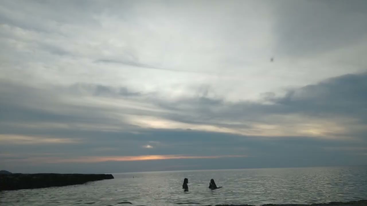 Swimming with a friend!! Hazel, hihi!! #liveyourlife #lifeisbutadream 