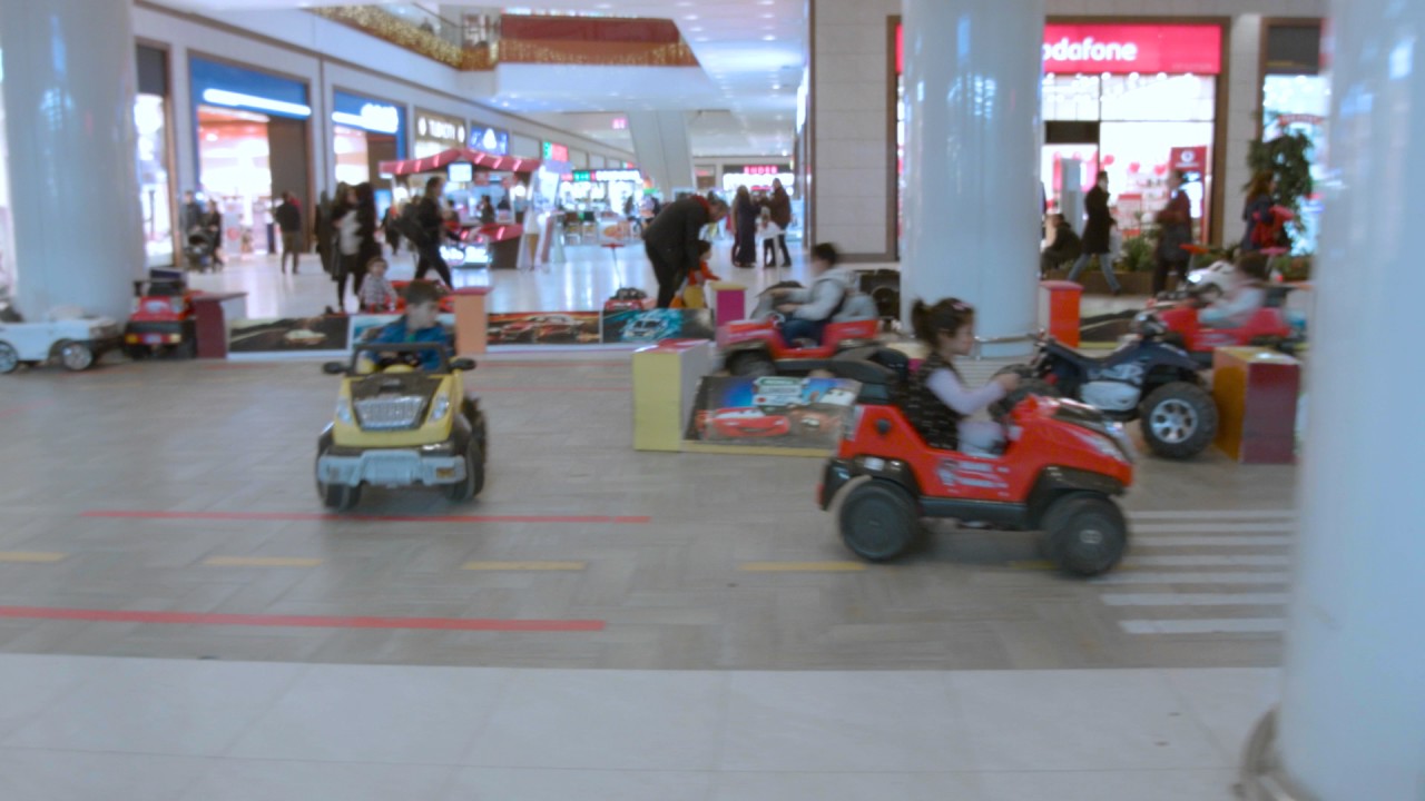 &Ccedil;ocukların eğlenerek zaman ge&ccedil;irecekleri alanlar ( Buz Pisti Ak&uuml;l&uuml; Ara&ccedil;lar ) Ceylan Karavil Park'ta
