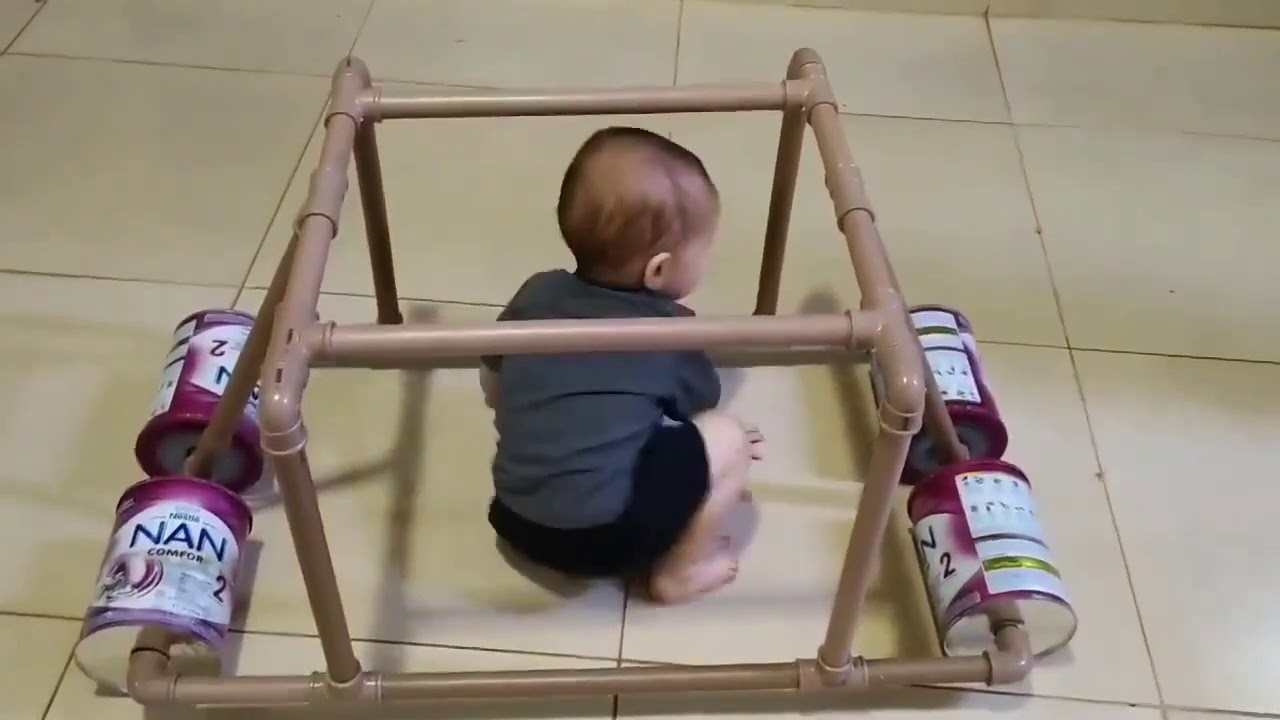 Andador caseiro - A criança queima muita energia 😍😂