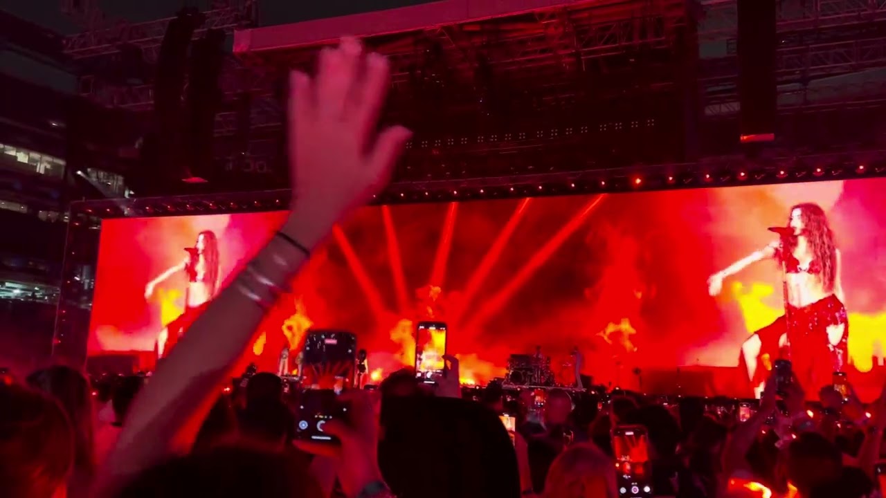 Shakira- Ojos asi @metlife #lasmujeresyanolloran May 16th 2025