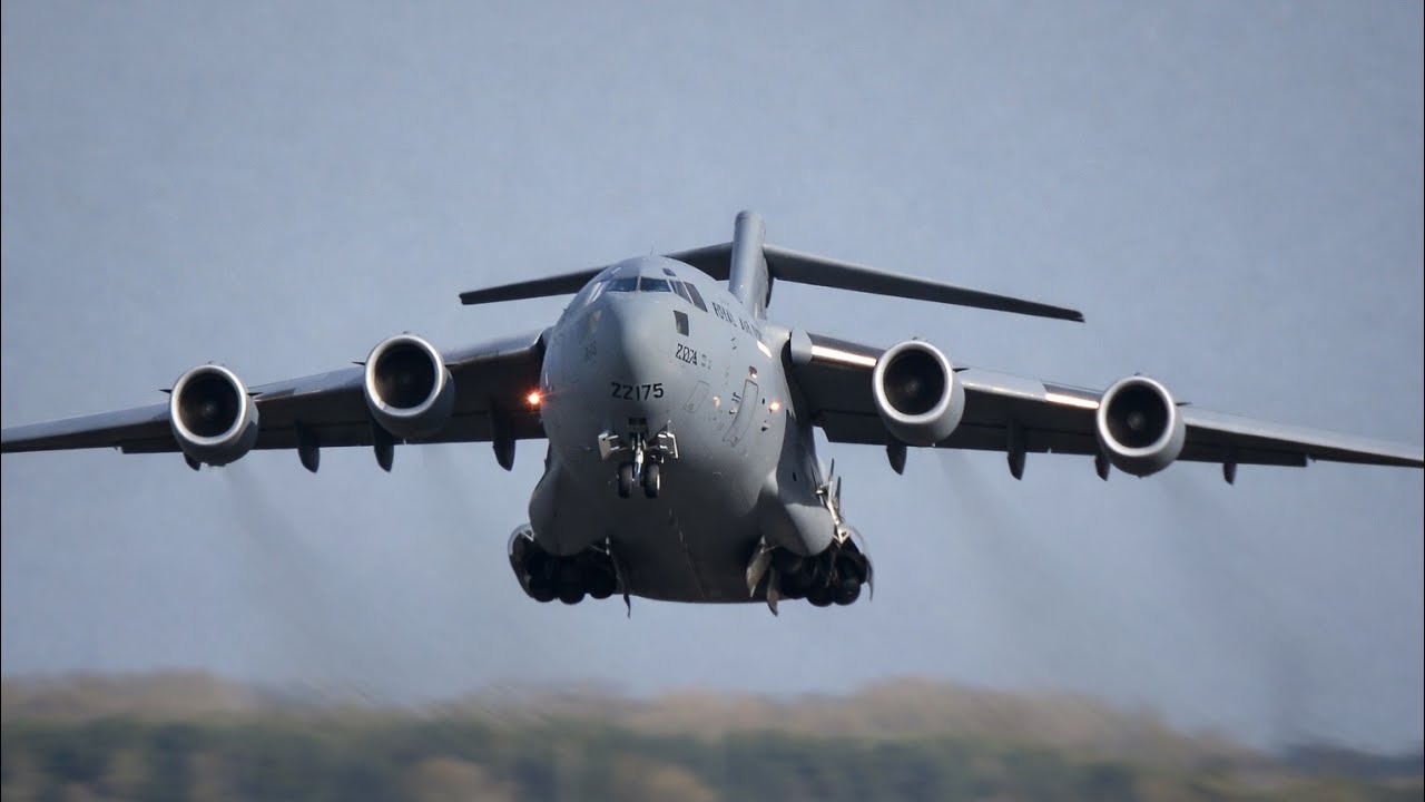 LOW and POWERFUL C-17 Departure from Newcastle Airport 4K