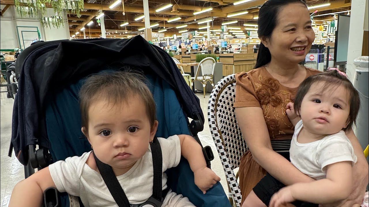 ĐƯA BÀ NGOẠI LÊN CHỖ LÀM CỦA MẸ. ĐI CÔNG VIÊN. ĐI CHỢ TÀU. GẶP BẠN VOI.