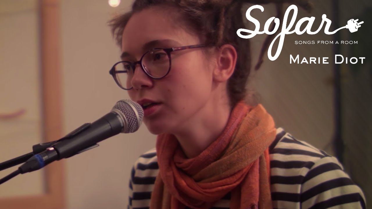 Marie Diot - D&uuml;mmlich Schauender Riesenhund | Sofar Weimar