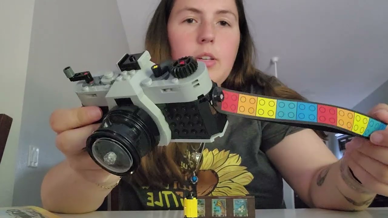 Putting together a Retro Camera Lego Set📸