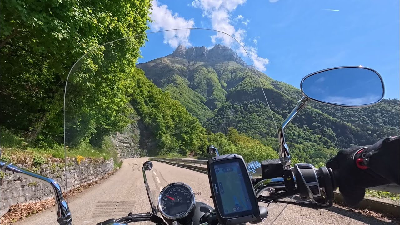 Je fais le Col du Frêne dans les 2 sens avec ma Guzzi V9 Roamer et je vous montre le Pont de l'abîme
