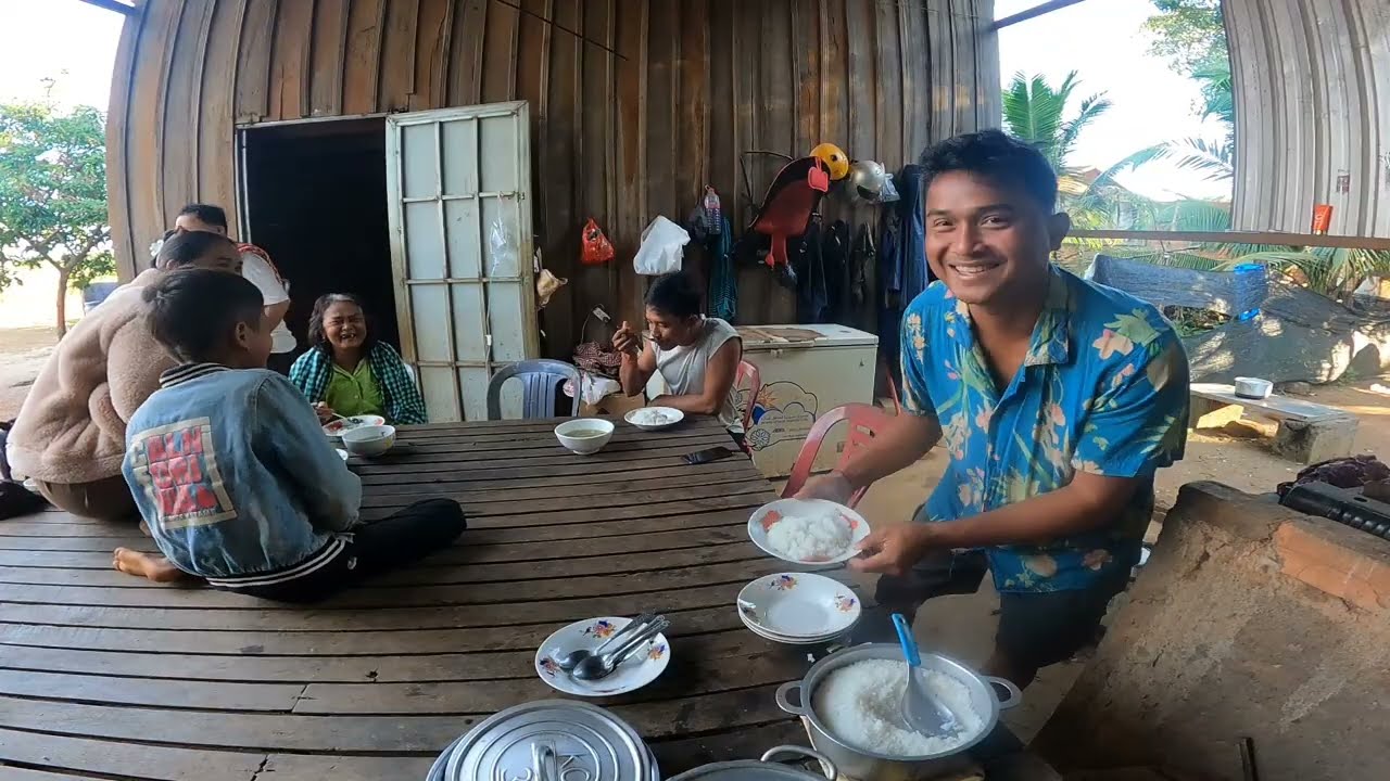 Wake up early in the morning, cook rice, steam chicken, and eat with the family.