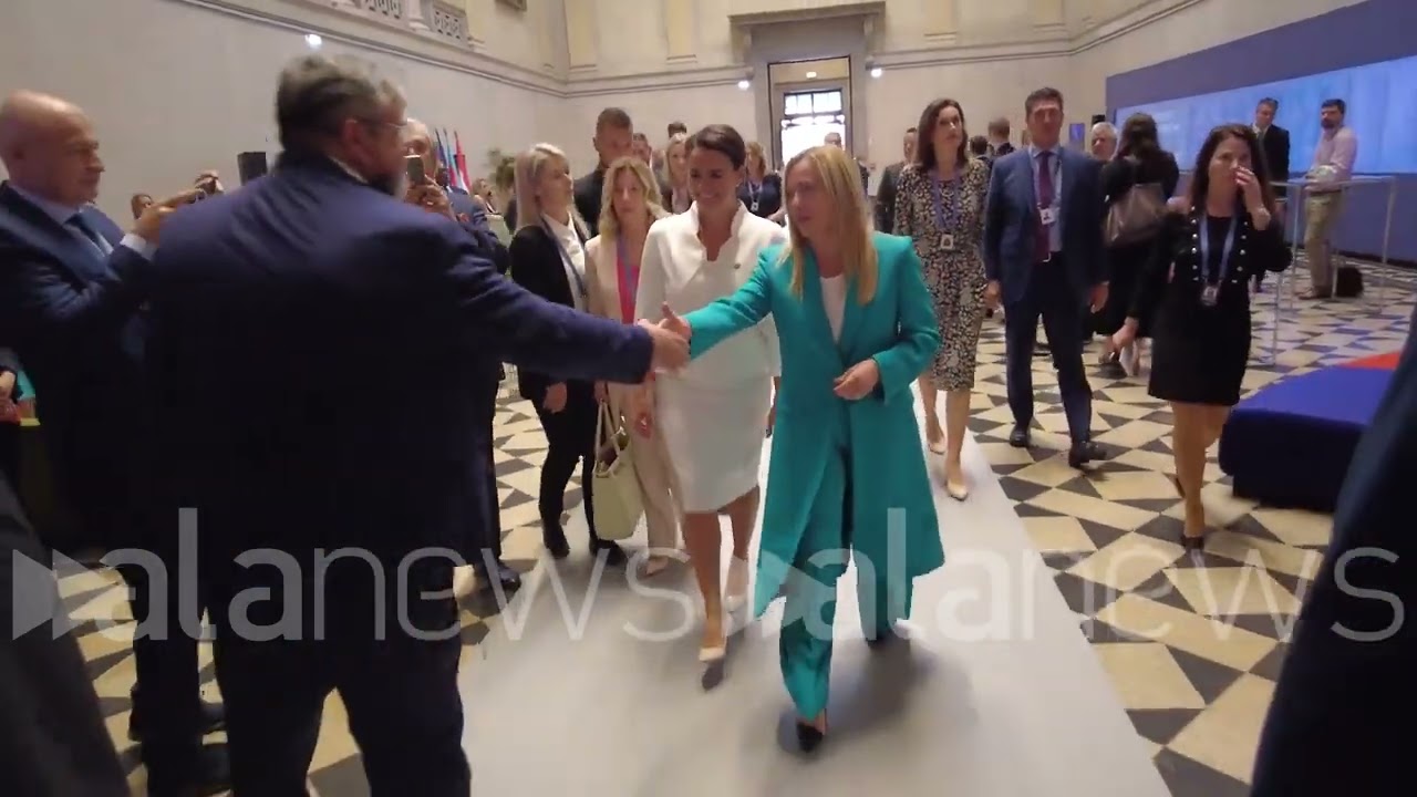 Meloni a Budapest, l'abbraccio con l'alleato Viktor Orban