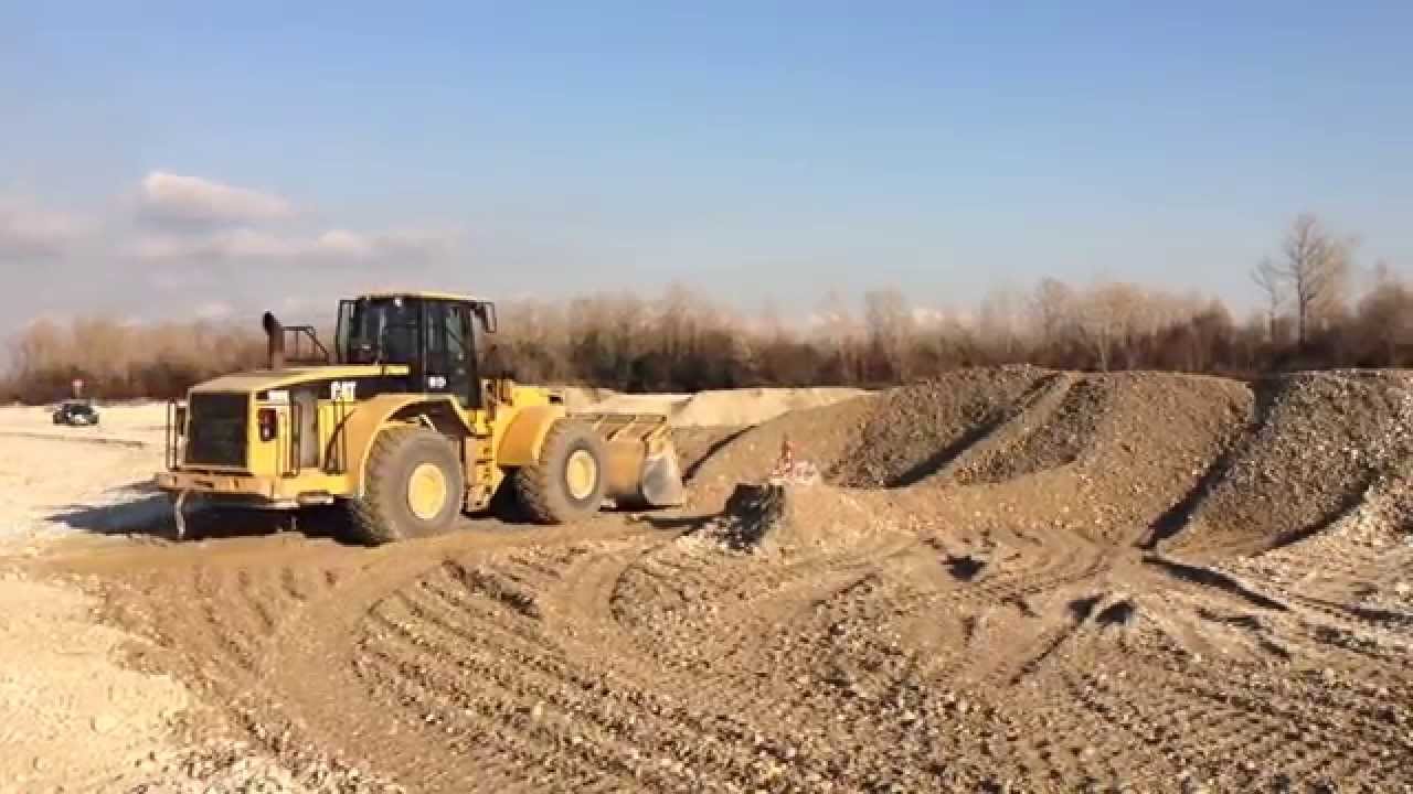 Trans Ghiaia Caterpillar 980G Wheel loader pushing gravel in the river pt.1