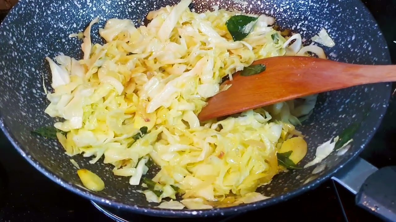 04 Kobis Goreng Kunyit Daun Kari (Fried Cabbage with Turmeric and Curry Leaves)