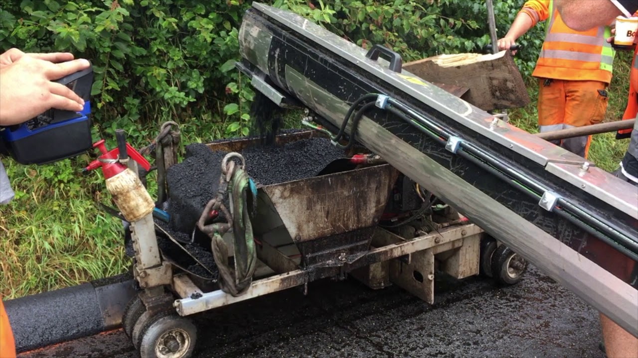 Asphaltverteiler Befüllung von Asphaltfertigern