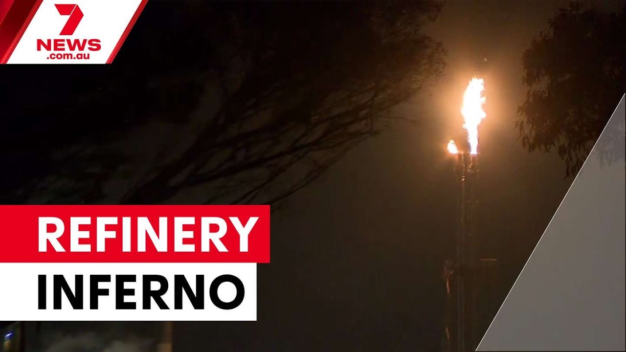 Крупный пожар охватил нефтеперерабатывающий завод в Джилонге | 7NEWS