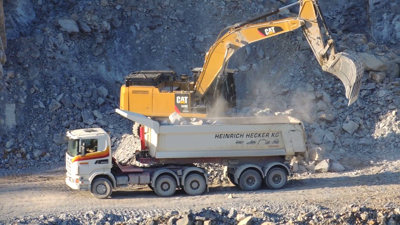 Caterpillar Bagger 349E bbelädt einen LKW