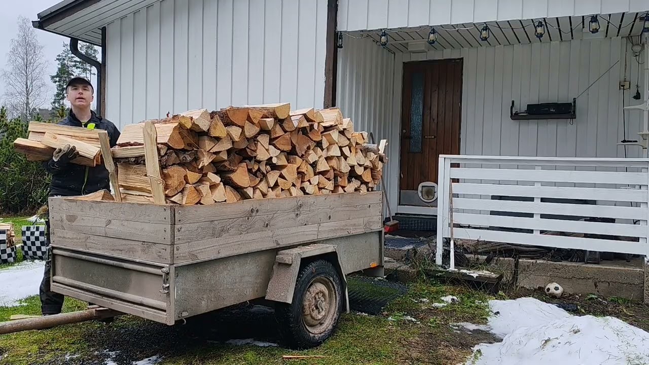Klapi kuorman tyhjennystä ja yksi telainen kaivinkone