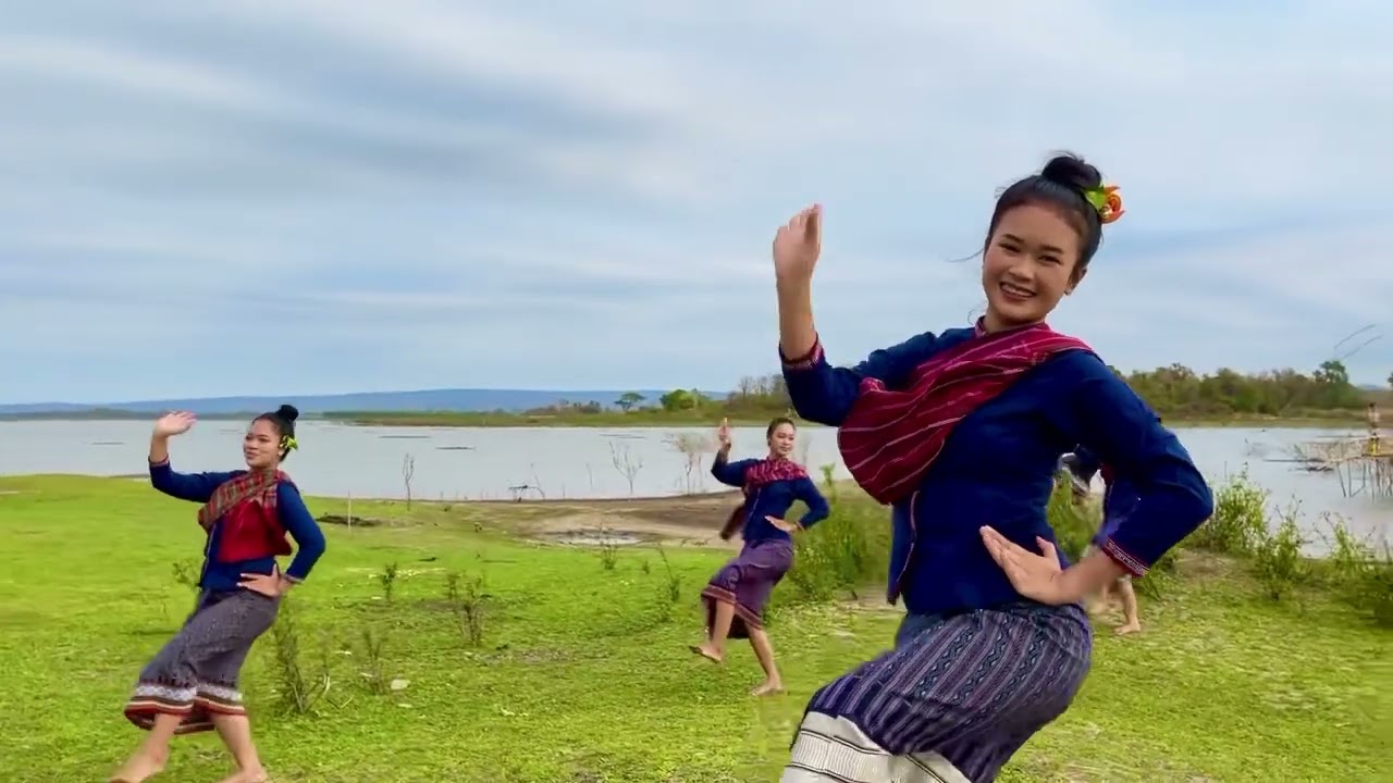 ชุดการแสดง “สาวน้อยเลียบดอนสวรรค์” โดยนิสิตชั้นปีที่ 1 คณะศิลปกรรมศาสตร์และวัฒนธรรมศาสตร์