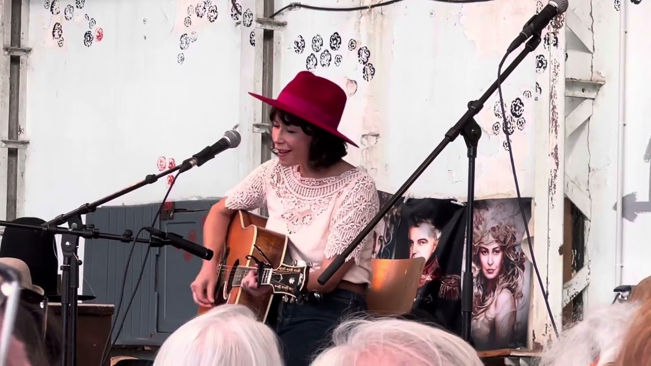 Honey and the Dew - Sarah Lee Guthrie in France!