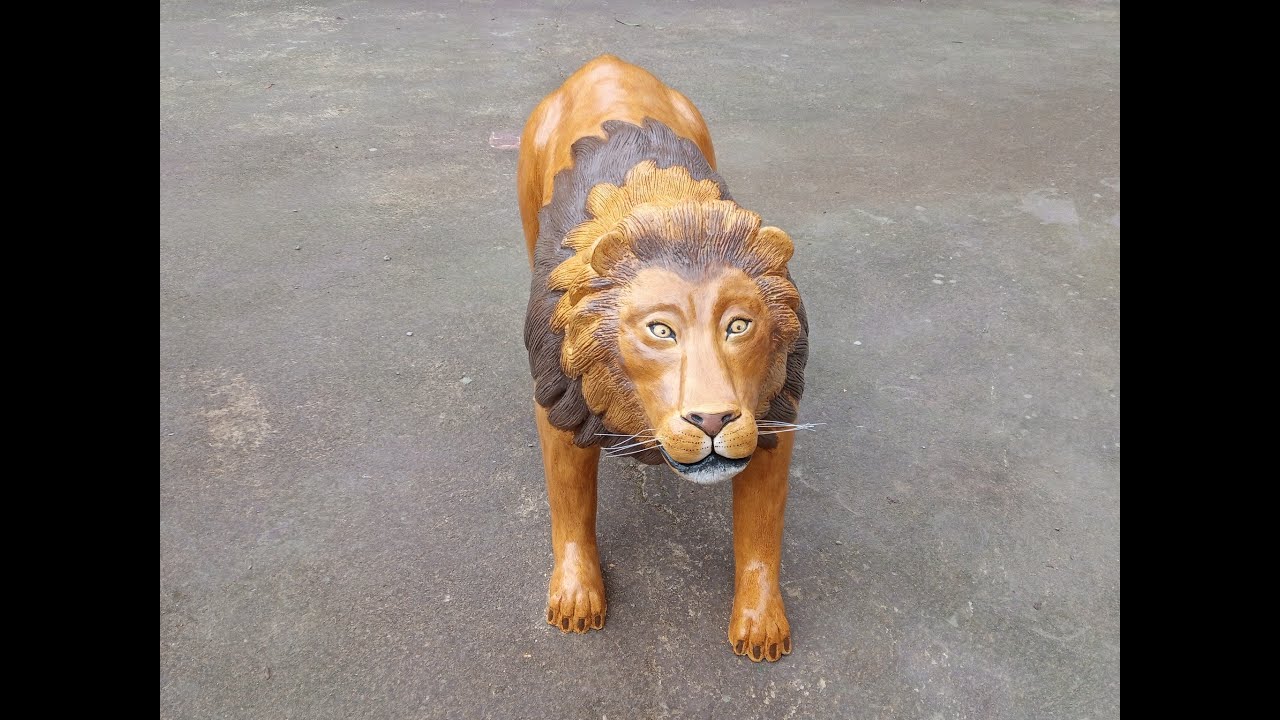 Leão em pé de cimento