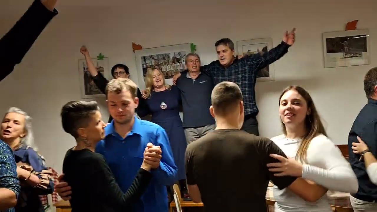 Posvícení v Sedle 15 .11 .2025, Mladá kapela hraje lidovou polku 