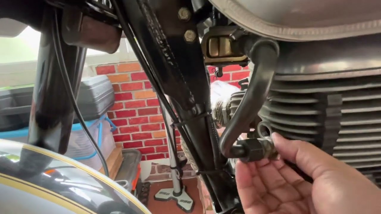 Instalation of AIS Delete Kit from @HitchcocksMotorcycles to Royal Enfield Classic 500 Euro 3 2016