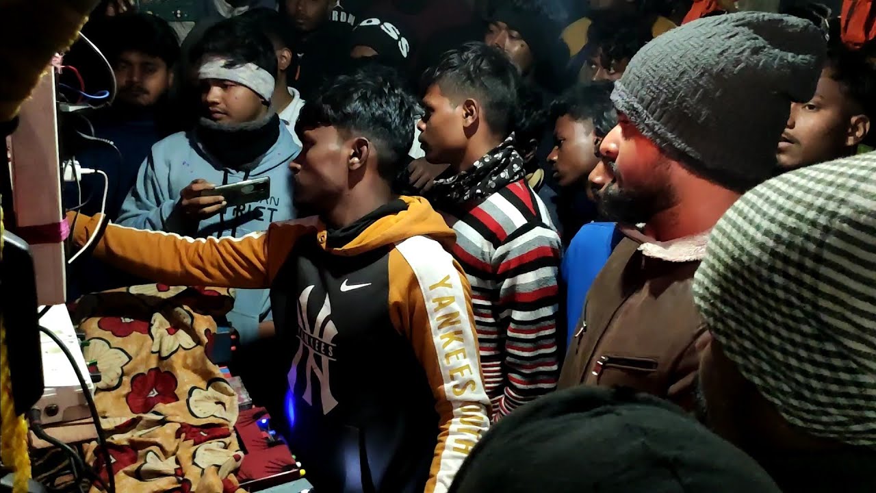 সাউন্ড সেন্টার মোজাম মাল বাঁধার পর কচি দা মালিক এর সামনে 5k মিশিন দিয়ে মাল সেটিং করছে 