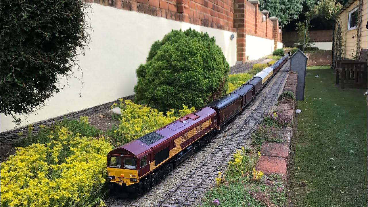Video # 87 - Class 66 Diesel Locomotive Hauling 19 Coaches - Cliff Barker Gauge 1 Trains GTG - Essex