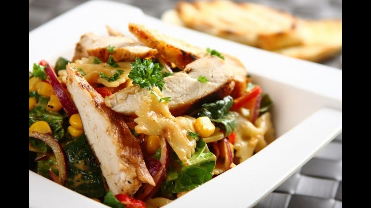 Sałatka makaronowa z nutą curry - jak ją zrobić? | Przepisy.pl