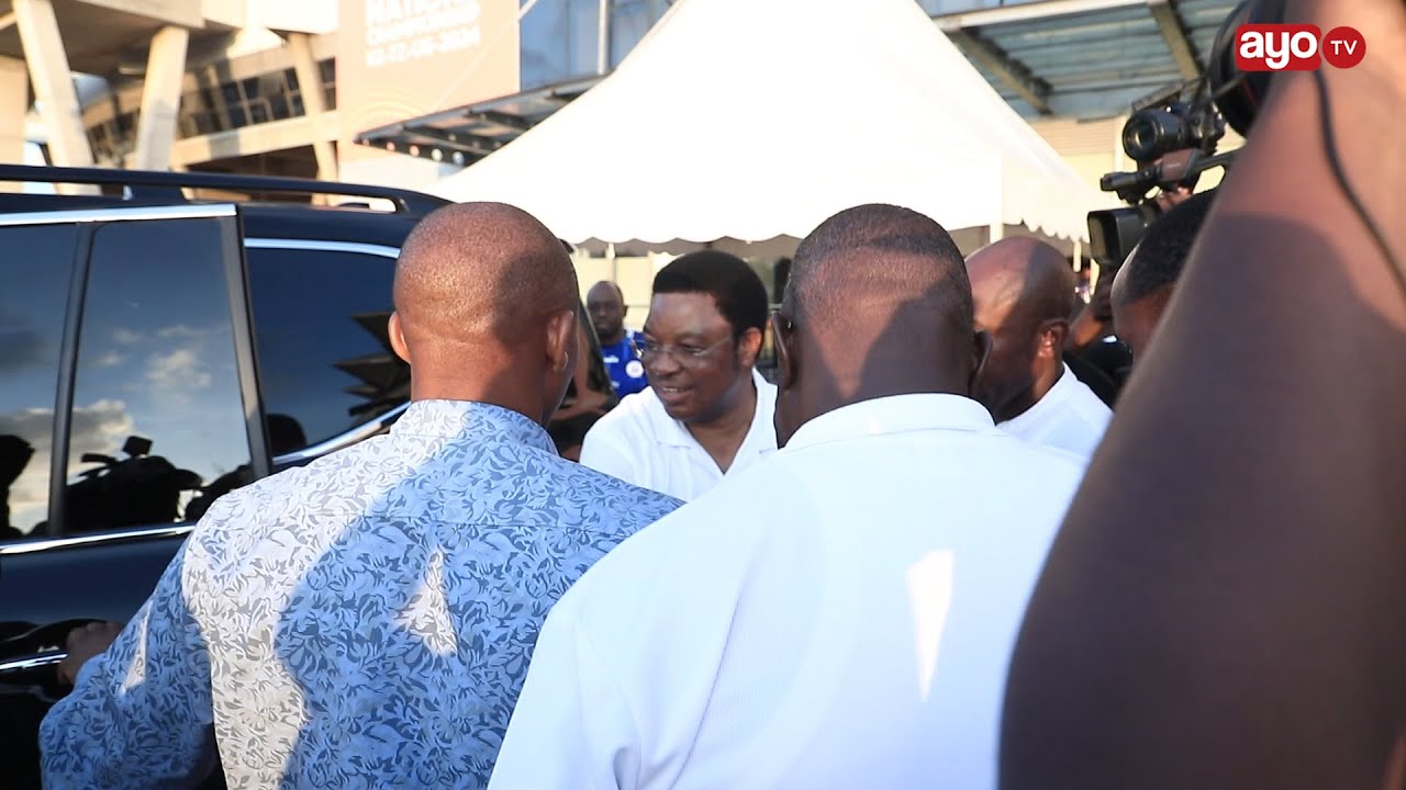 WAZIRI MKUU MSTAAFU KASSIM MAJALIWA ALIKUWA KWA MKAPA KUISAPOTI SIMBA SC